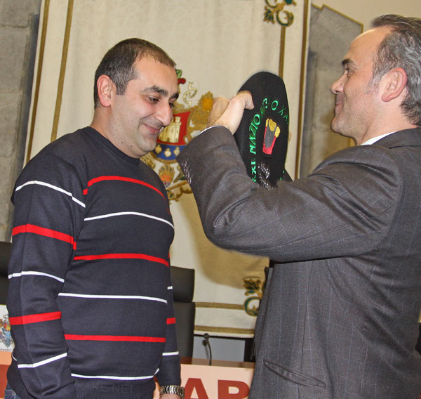 El alcalde porne la txapela de campeón a Azer Mirzoev